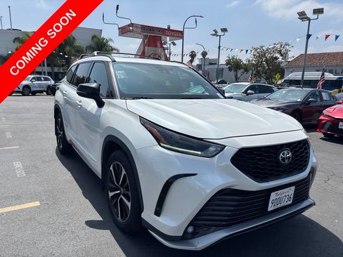 Used 2021 Toyota Highlander XSE AWD/4WD image 2