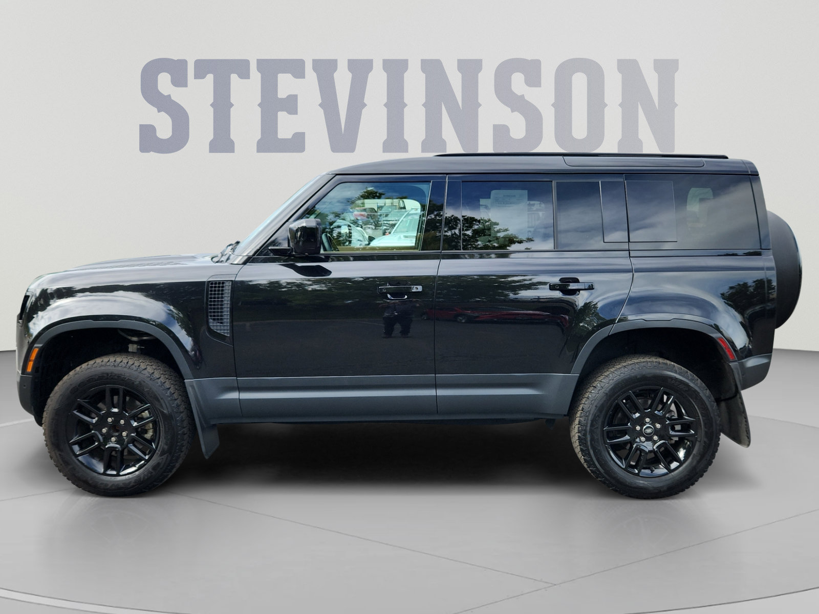 Used 2025 Land Rover Defender 110 S AWD/4WD image 2