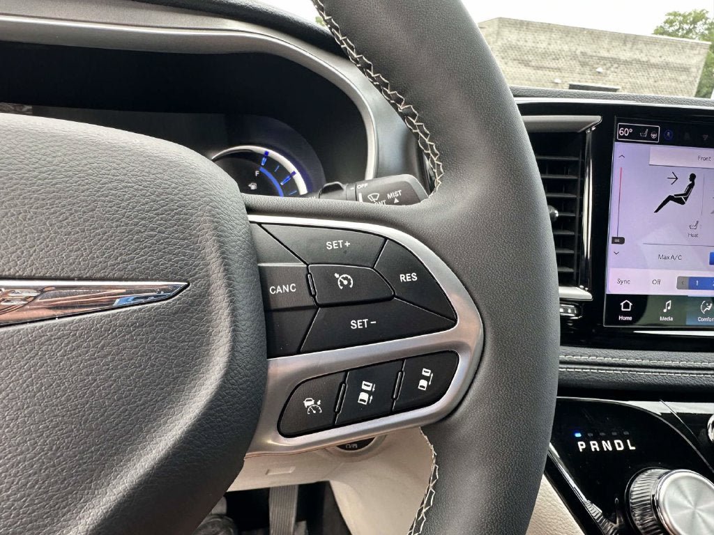 Used 2024 Chrysler Pacifica Limited FWD image 29