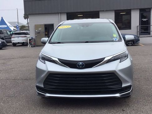 Used 2024 Toyota Sienna LE image 2