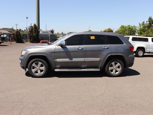 Used 2013 Jeep Grand Cherokee Overland w/ Advance Technology Group AWD/4WD image 8