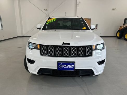Used 2017 Jeep Grand Cherokee Altitude AWD/4WD image 2