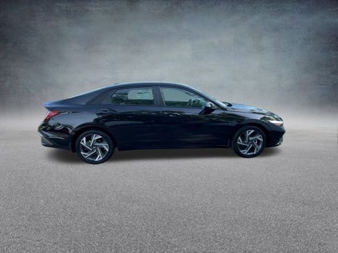 Used 2025 Hyundai Elantra Sport image 25