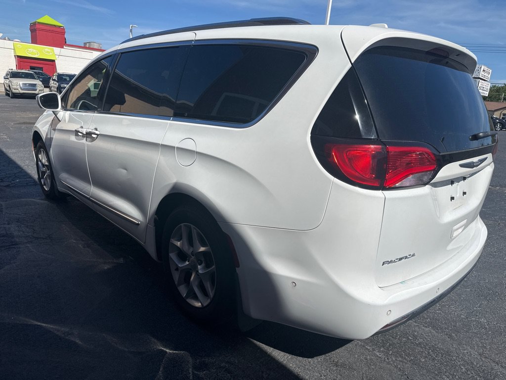 Used 2017 Chrysler Pacifica Touring-L Plus w/ Advanced Safetytec Group FWD image 3