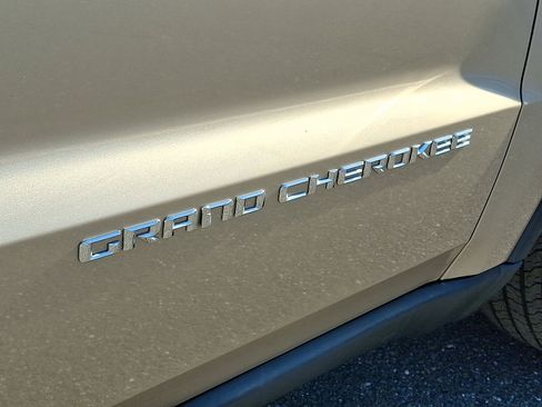 Used 2014 Jeep Grand Cherokee Limited w/ Luxury Group II image 32