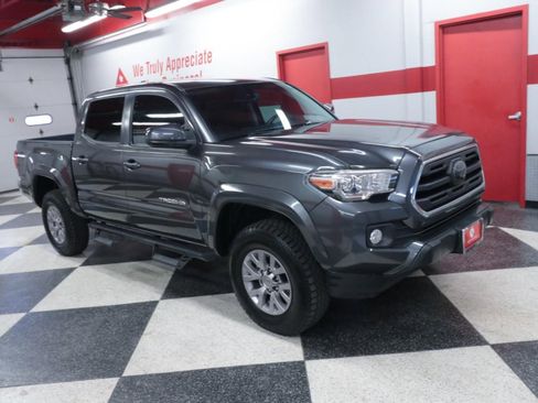 Used 2018 Toyota Tacoma SR5 image 3