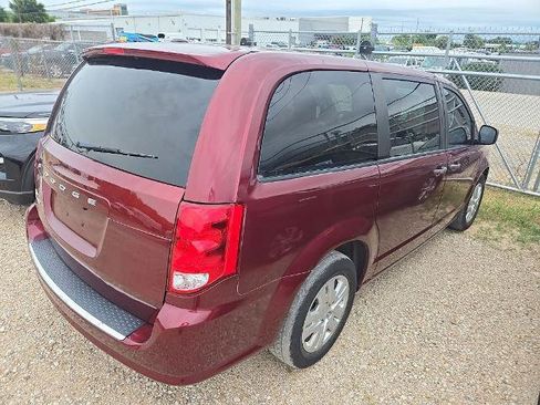 Used 2020 Dodge Grand Caravan SE w/ UConnect Hands-Free Group FWD image 3