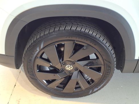 Certified 2023 Volkswagen Taos SE w/ Panoramic Sunroof Package AWD/4WD image 8