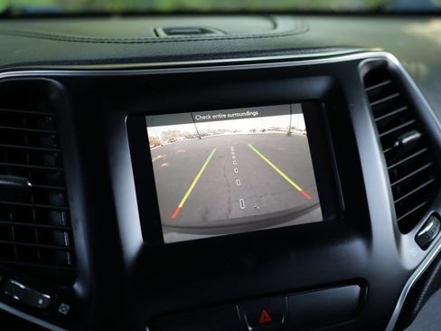 Used 2019 Jeep Cherokee Latitude w/ Popular Appearance Group FWD image 15