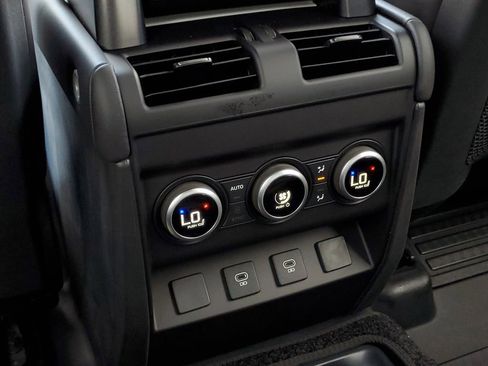 Used 2025 Land Rover Defender 130 X-Dynamic SE image 33