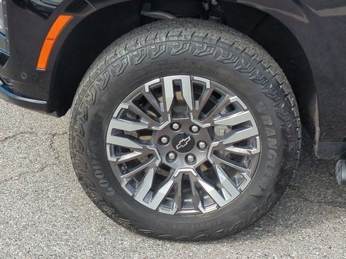 Certified 2025 Chevrolet Suburban Z71 image 32