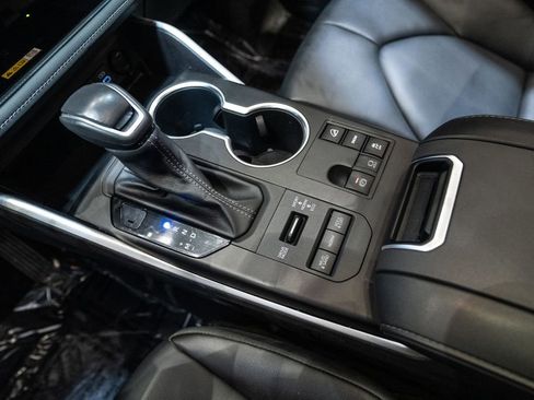 Certified 2024 Toyota Highlander XLE image 22