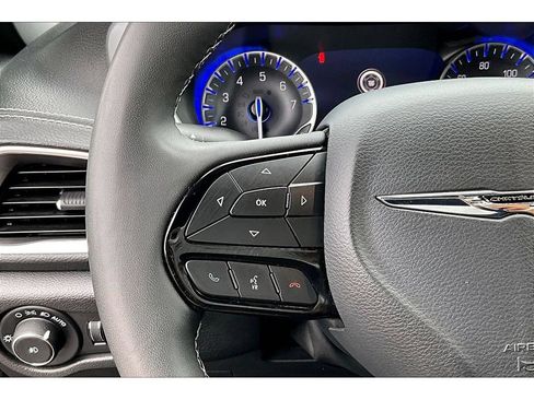 Used 2025 Chrysler Pacifica Limited FWD image 10