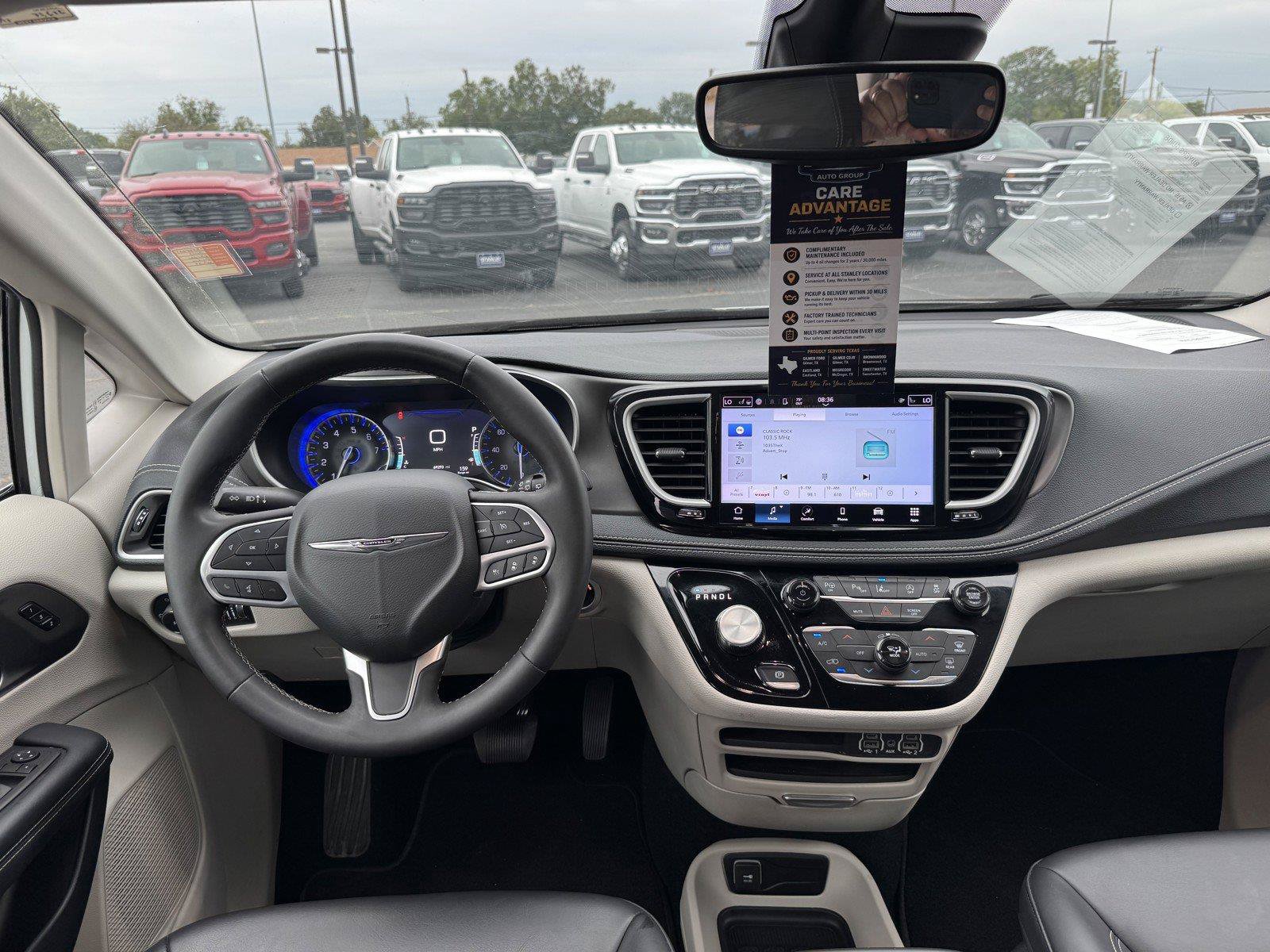 Used 2023 Chrysler Pacifica Touring-L FWD image 25