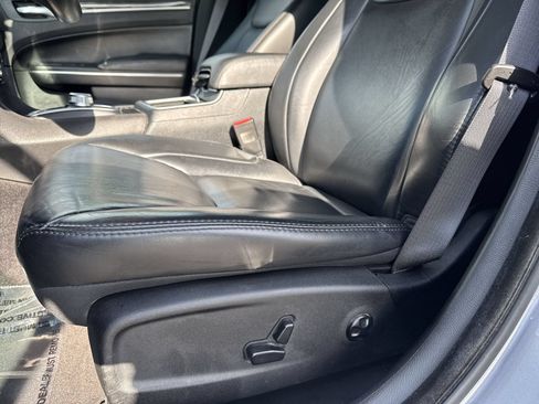 Used 2017 Chrysler 300 Limited RWD image 25