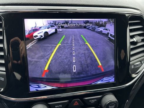 Used 2021 Jeep Grand Cherokee Laredo X image 17