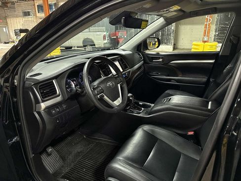 Certified 2019 Toyota Highlander XLE AWD/4WD image 31