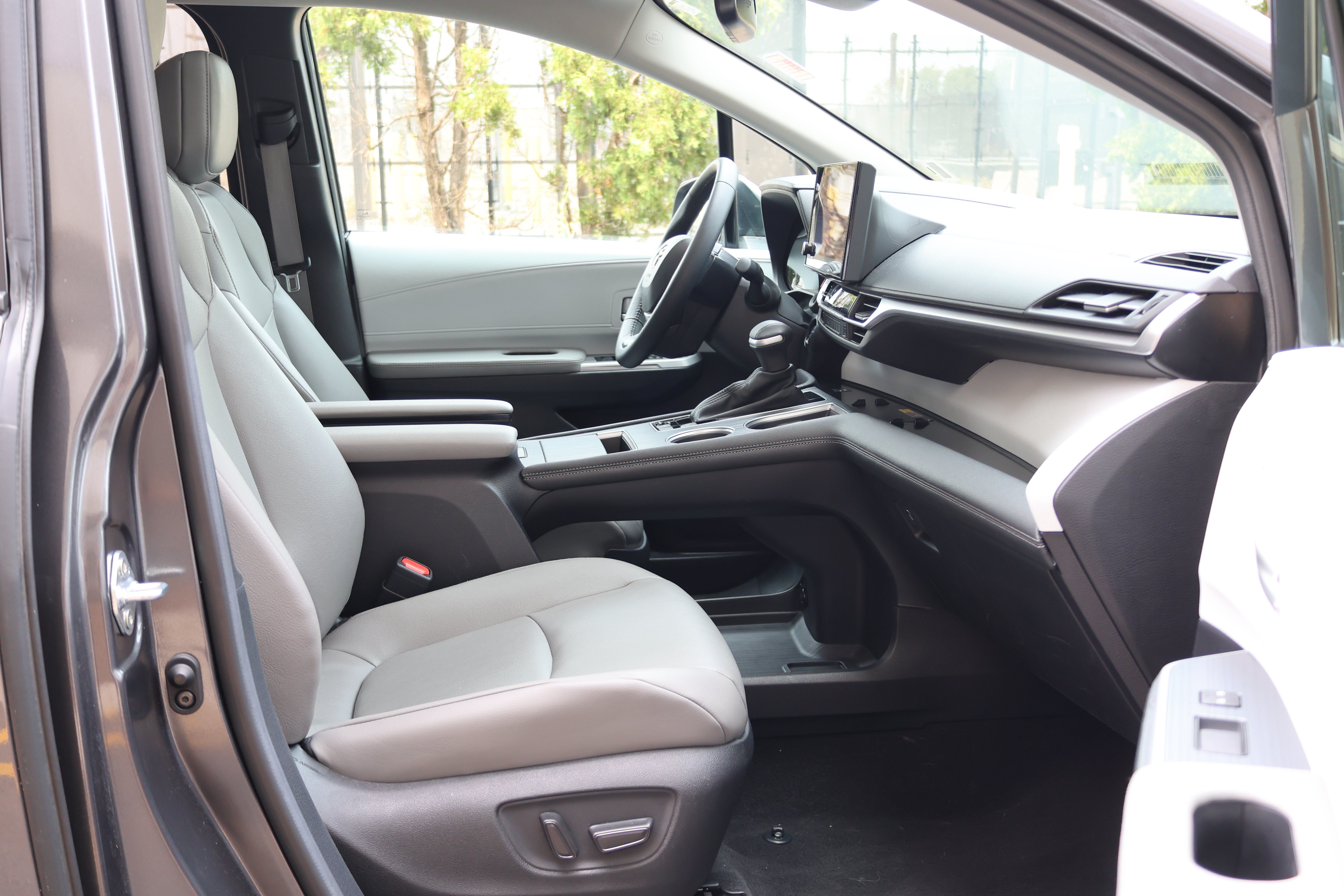 Certified 2025 Toyota Sienna XLE FWD image 41