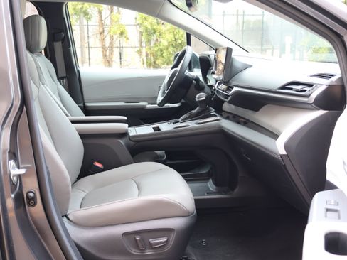 Used 2025 Toyota Sienna XLE FWD image 41