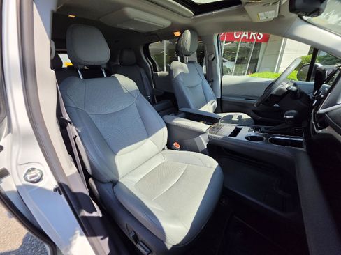 Used 2023 Toyota Sienna Limited AWD/4WD image 22