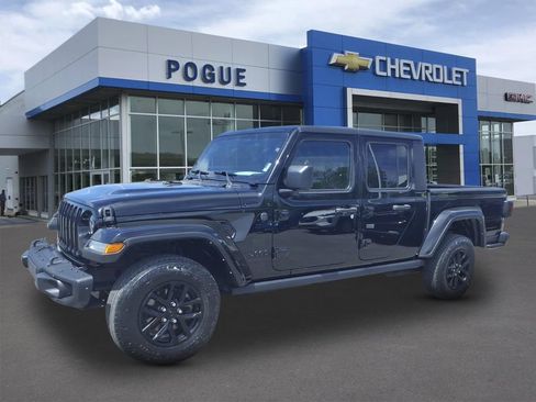 Used 2023 Jeep Gladiator Sport AWD/4WD image 4