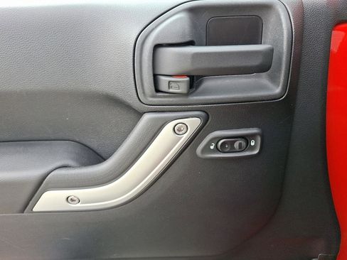 Used 2015 Jeep Wrangler Unlimited Rubicon w/ Connectivity Group image 12