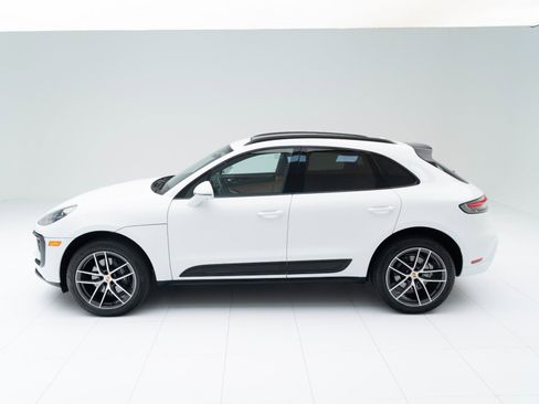 Certified 2025 Porsche Macan image 2
