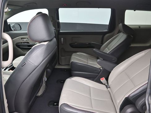 Used 2017 Kia Sedona SX image 29