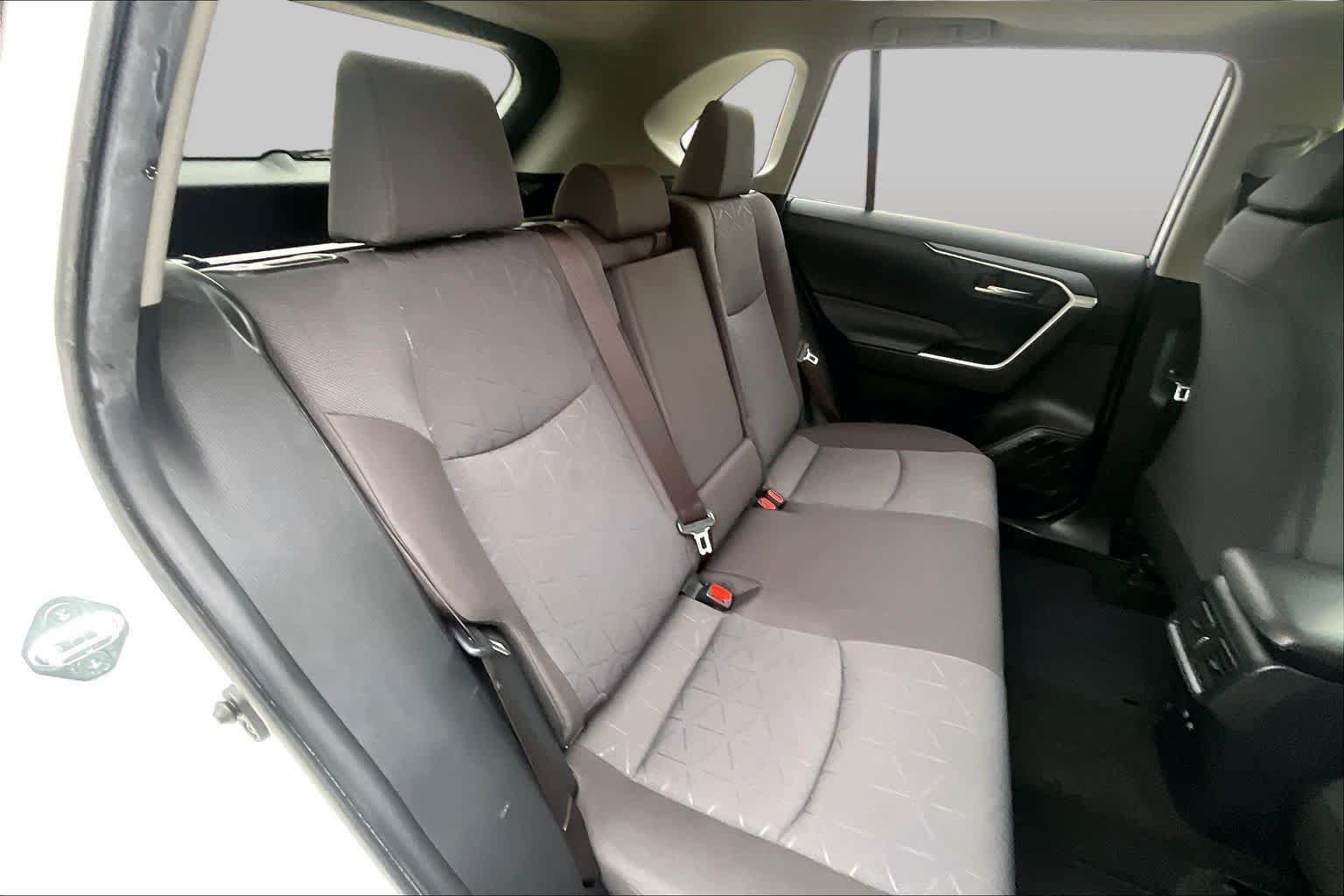 Used 2020 Toyota RAV4 XLE w/ Convenience Package FWD image 19