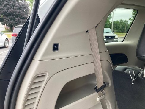 Used 2023 Chrysler Pacifica Touring-L FWD image 16