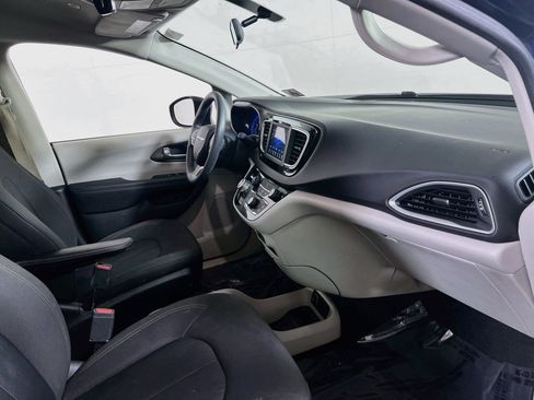 Used 2018 Chrysler Pacifica LX FWD image 29
