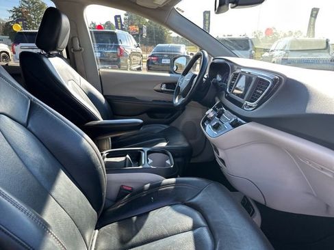 Used 2020 Chrysler Pacifica Touring-L image 16