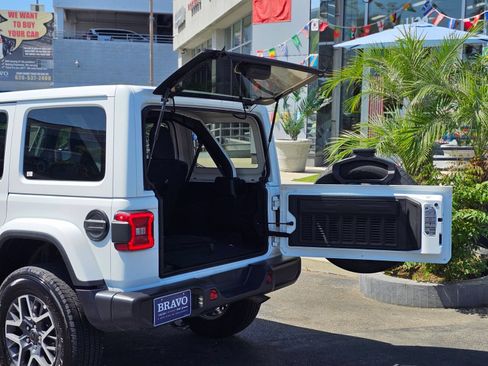 Used 2025 Jeep Wrangler Unlimited Sahara AWD/4WD image 8