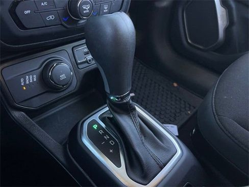 Used 2023 Jeep Renegade Latitude w/ Premium Group image 17