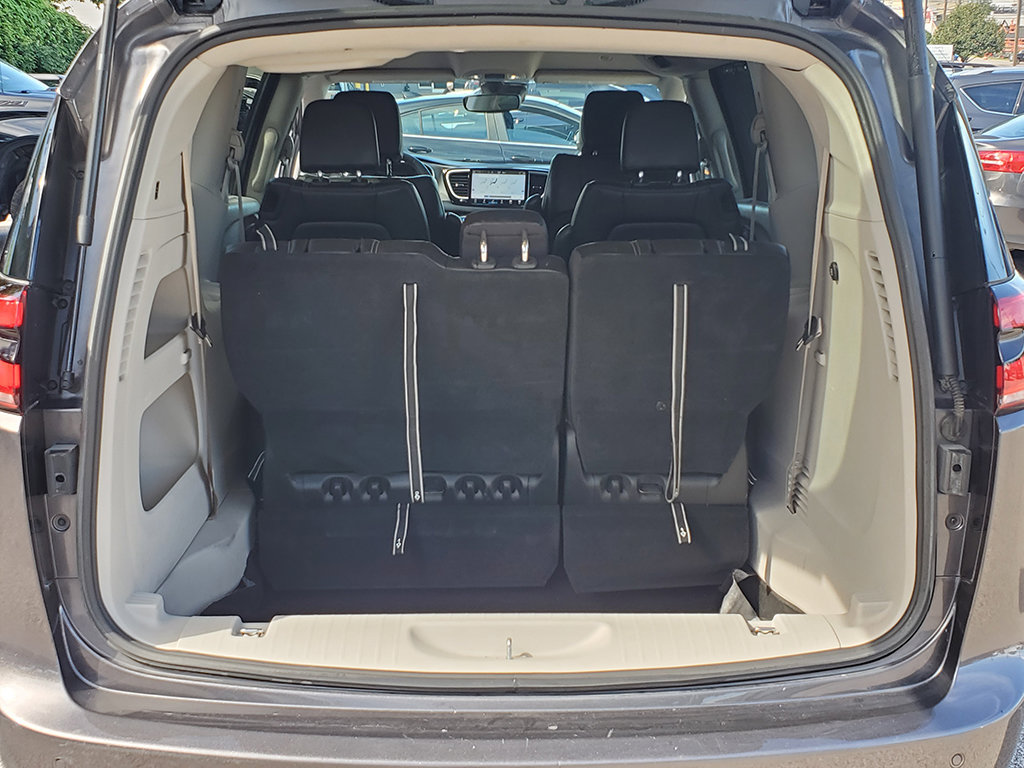 Used 2023 Chrysler Pacifica Touring-L FWD image 7