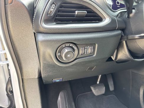 Used 2026 Chrysler Pacifica Limited FWD image 21