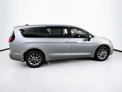 Used 2023 Chrysler Pacifica Touring-L w/ Uconnect Theater Family Group image 4