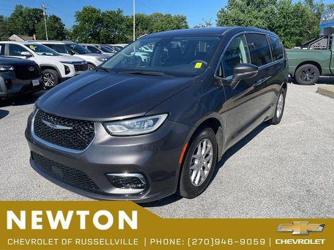 Used 2023 Chrysler Pacifica Touring-L FWD image 3