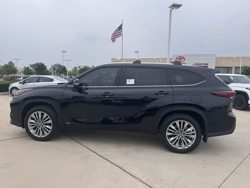 New 2026 Toyota Highlander Platinum AWD/4WD image 7