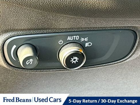 Used 2022 Chevrolet Equinox LT w/ Driver Convenience Package image 11