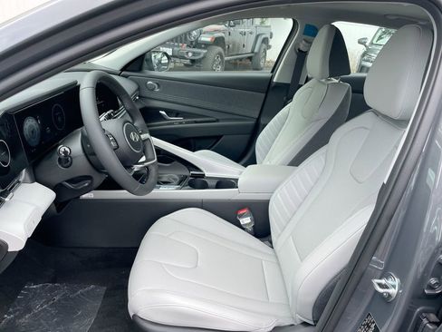 New 2025 Hyundai Elantra Limited image 36