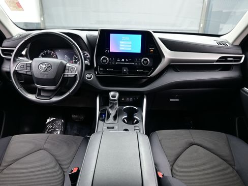 Used 2024 Toyota Highlander LE AWD/4WD image 16