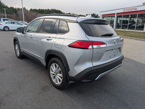 Used 2022 Toyota Corolla Cross LE image 3