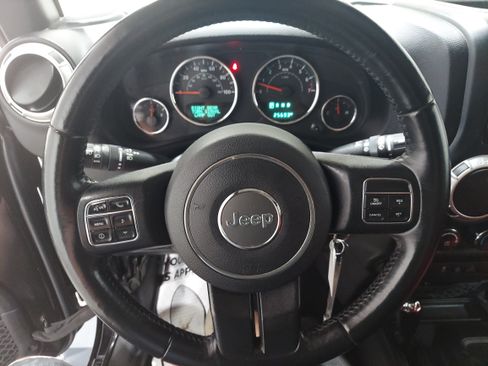 Used 2018 Jeep Wrangler Unlimited Sahara w/ Connectivity Group AWD/4WD image 9