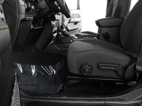 Used 2025 Jeep Wrangler Unlimited Sahara AWD/4WD image 15