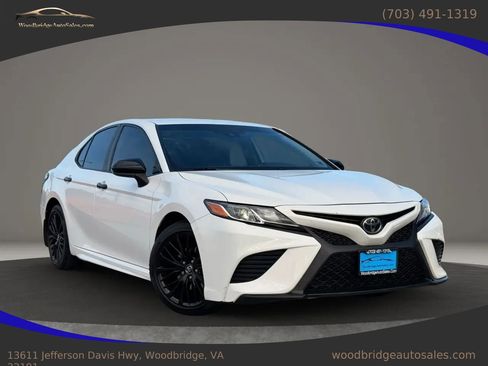 Used 2020 Toyota Camry SE image 1