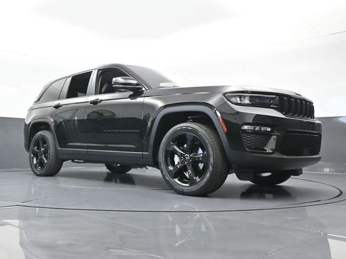 Used 2023 Jeep Grand Cherokee Limited w/ Black Appearance Package image 65