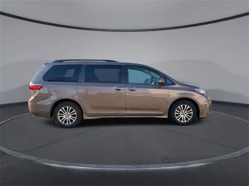 Used 2019 Toyota Sienna XLE image 9