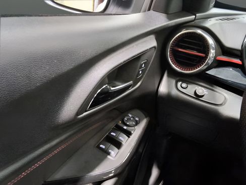 Used 2025 Chevrolet Trax RS w/ Sunroof Package FWD image 8