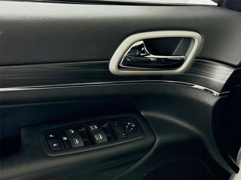 Used 2022 Jeep Grand Cherokee Limited image 12